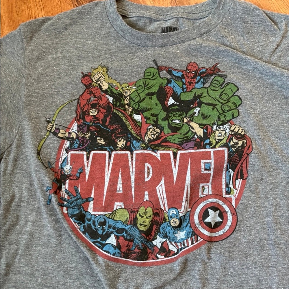 Marvel T-Shirt 🔷🔺🔷 Size Medium